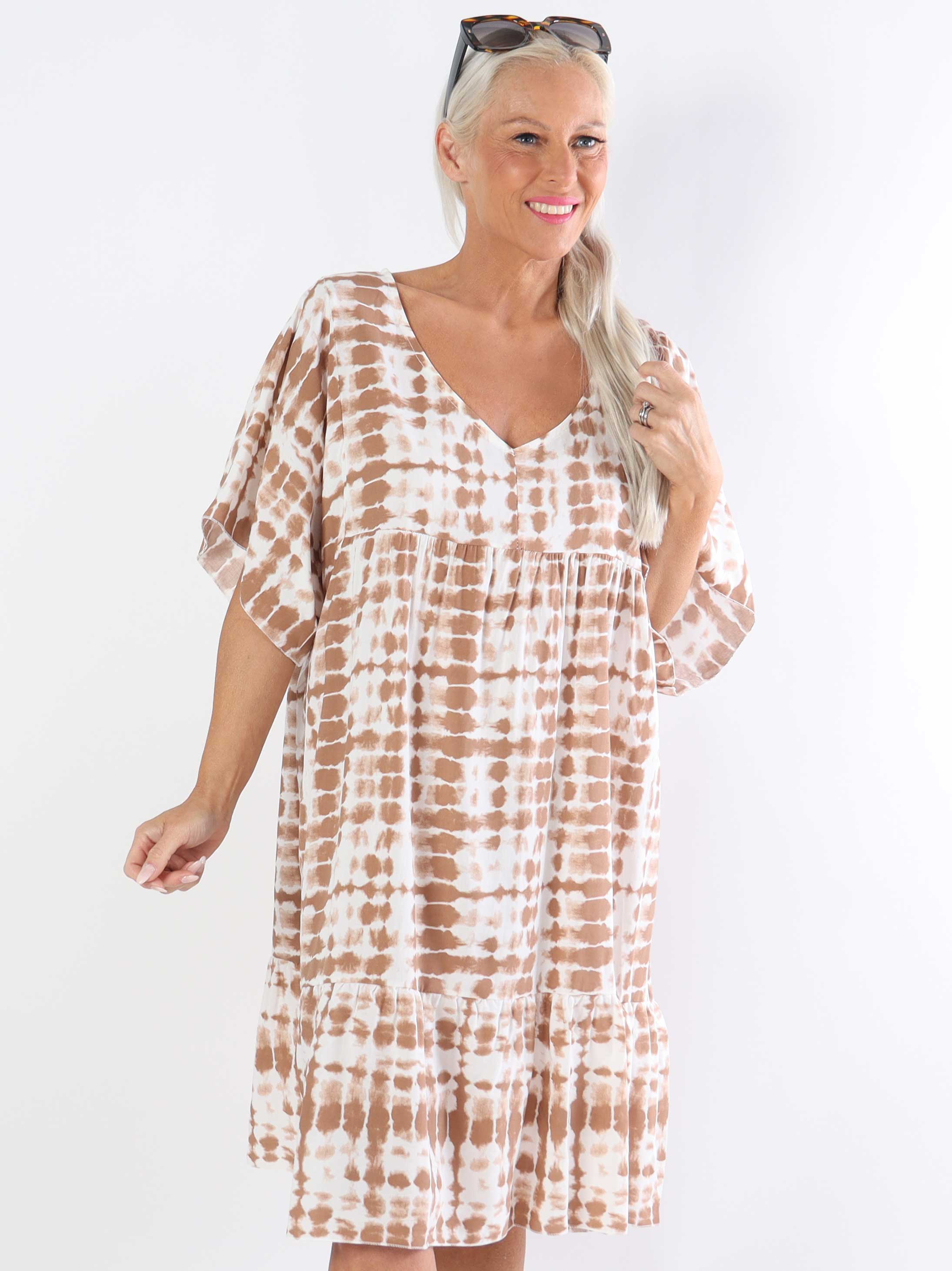 Lyon - Sød plus size kjole i viskose med batikmønster